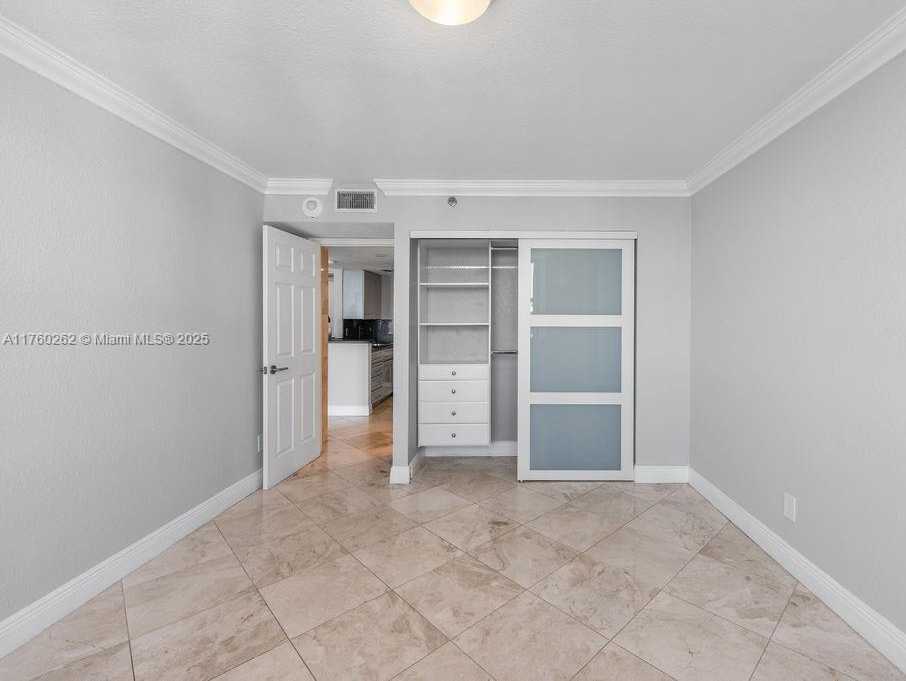 Small Image of 770 CLAUGHTON ISLAND DR #2111, Miami Number 12
