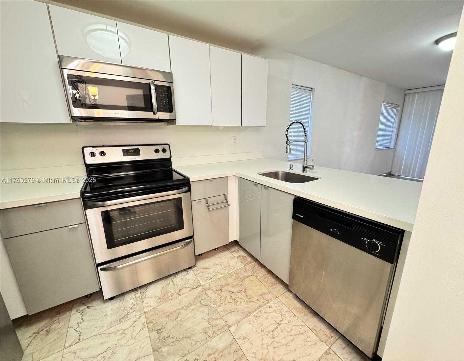 Small Image of 15525 MIAMI LAKEWAY N #102, Miami Lakes Number 10