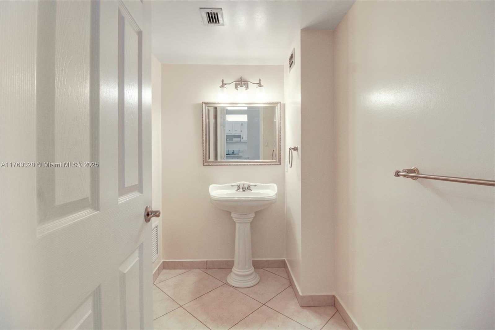 Small Image of 18011 BISCAYNE BLVD #1103, Aventura Number 11