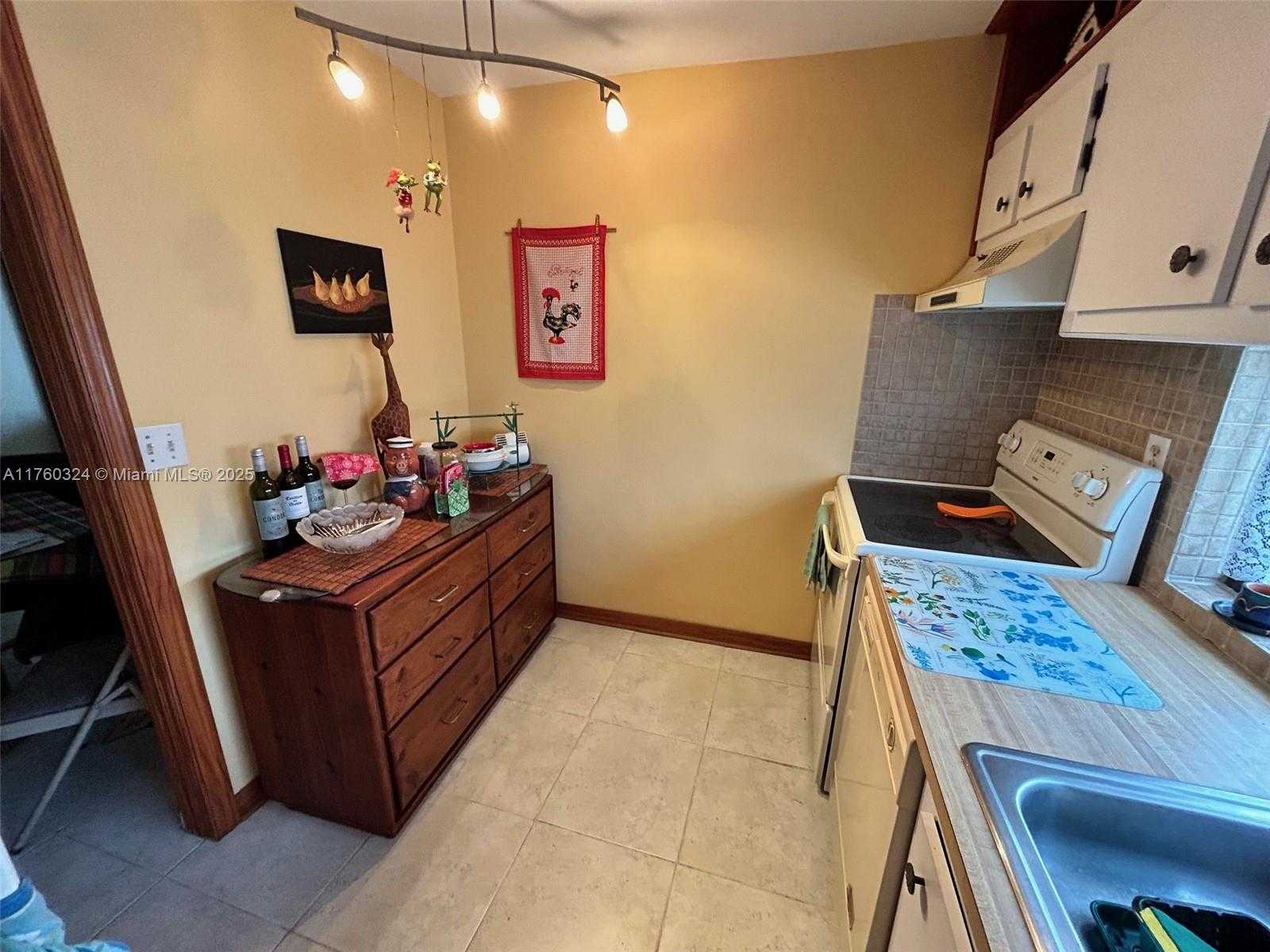 Small Image of 17021 NORTH BAY RD #828, Sunny Isles Beach Number 20