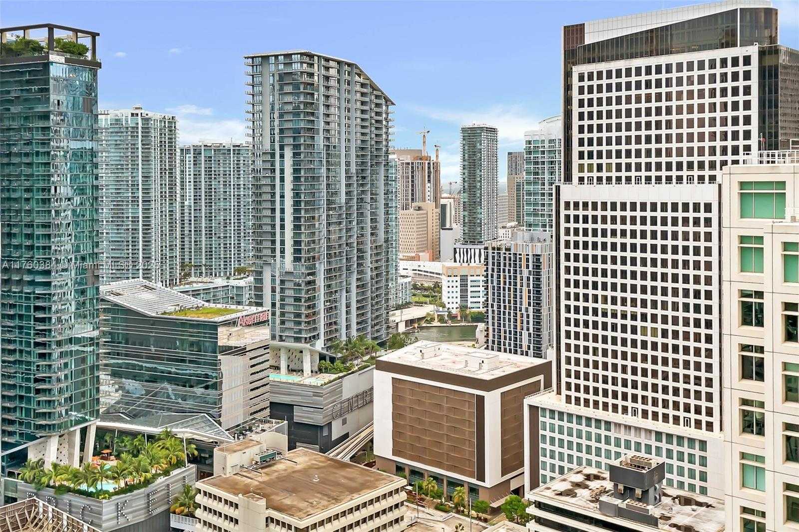Small Image of 950 Brickell Bay Dr, Miami, FL 33131, USA Number 5