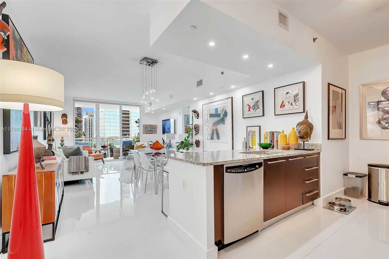 Small Image of 950 Brickell Bay Dr, Miami, FL 33131, USA Number 7
