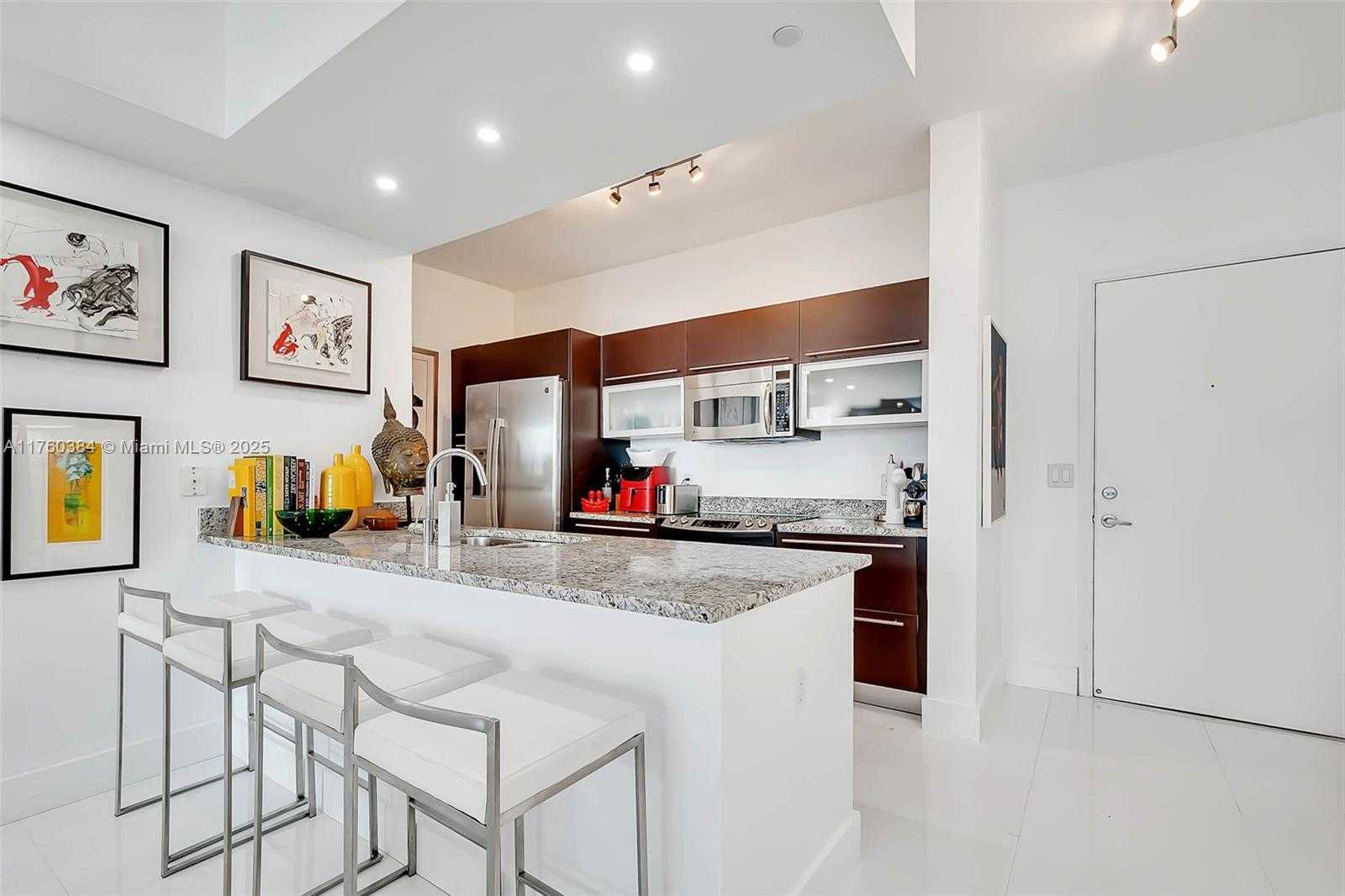 Small Image of 950 Brickell Bay Dr, Miami, FL 33131, USA Number 9