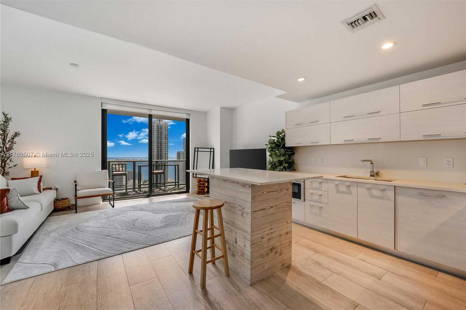 Small Image of 45 SOUTH WEST 9TH ST #3702, Miami Number 3
