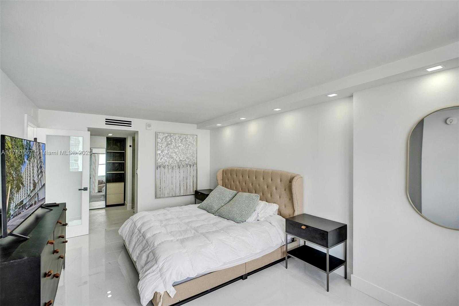 Small Image of 6039 COLLINS AVE #1736, Miami Beach Number 20