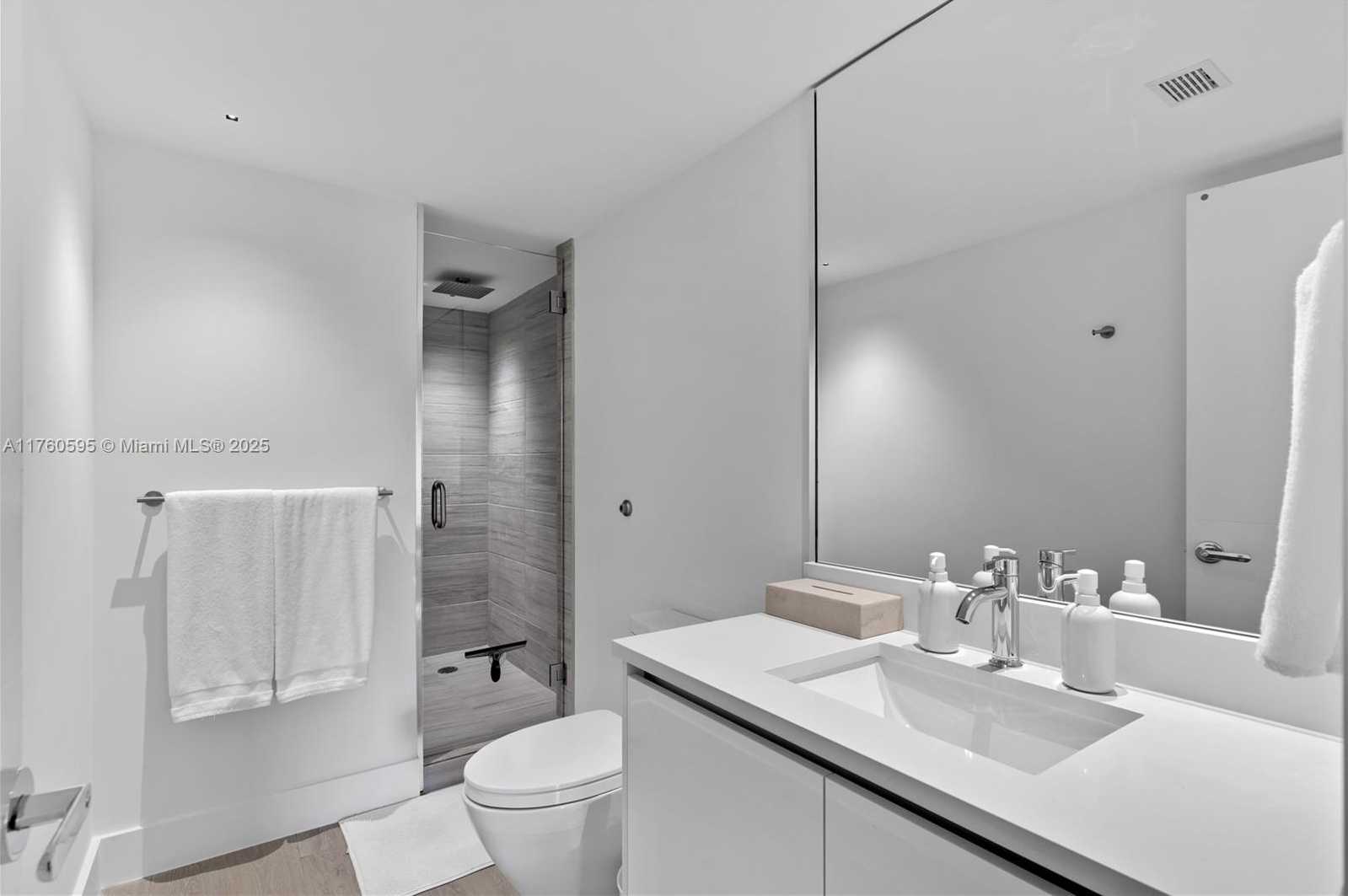 Small Image of 155 OCEAN LN DR #210, Key Biscayne Number 17
