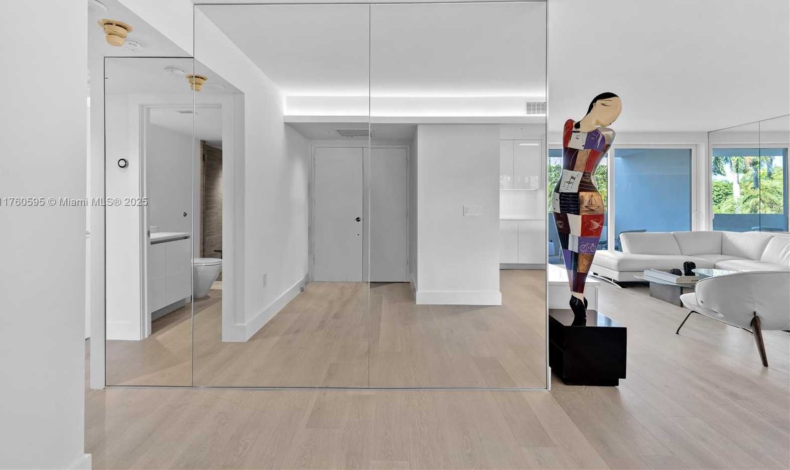 Small Image of 155 OCEAN LN DR #210, Key Biscayne Number 3