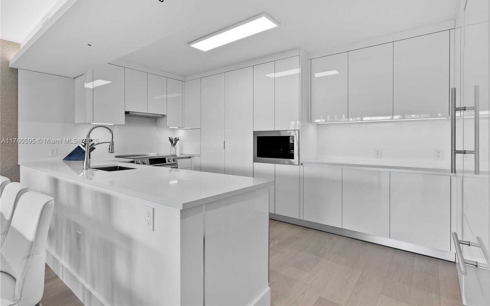 Small Image of 155 OCEAN LN DR #210, Key Biscayne Number 4