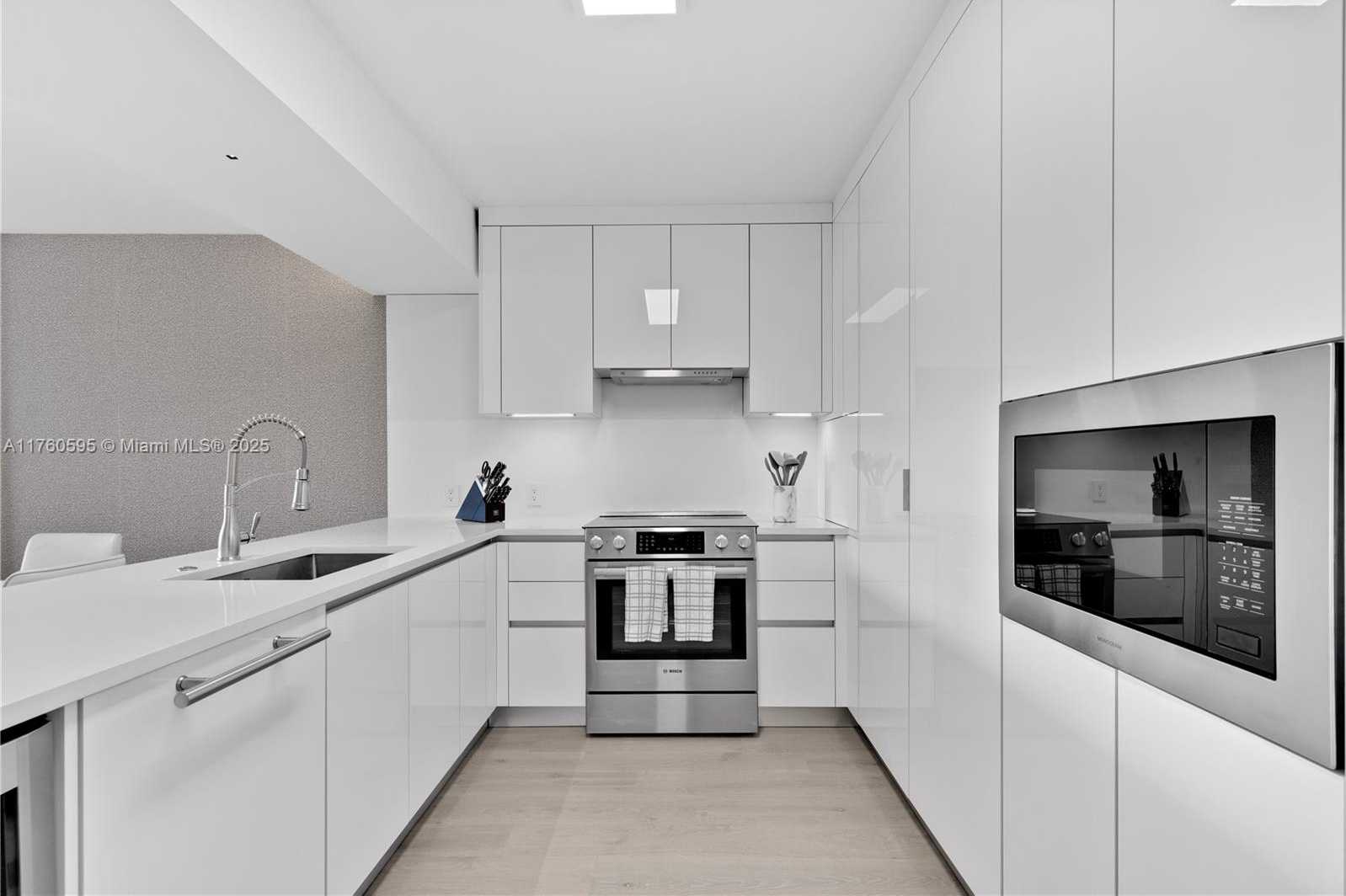 Small Image of 155 OCEAN LN DR #210, Key Biscayne Number 5