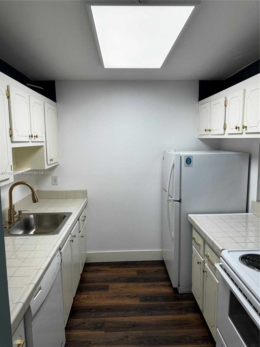 Small Image of 14321 NORTH KENDALL DR #202-F, Miami Number 5