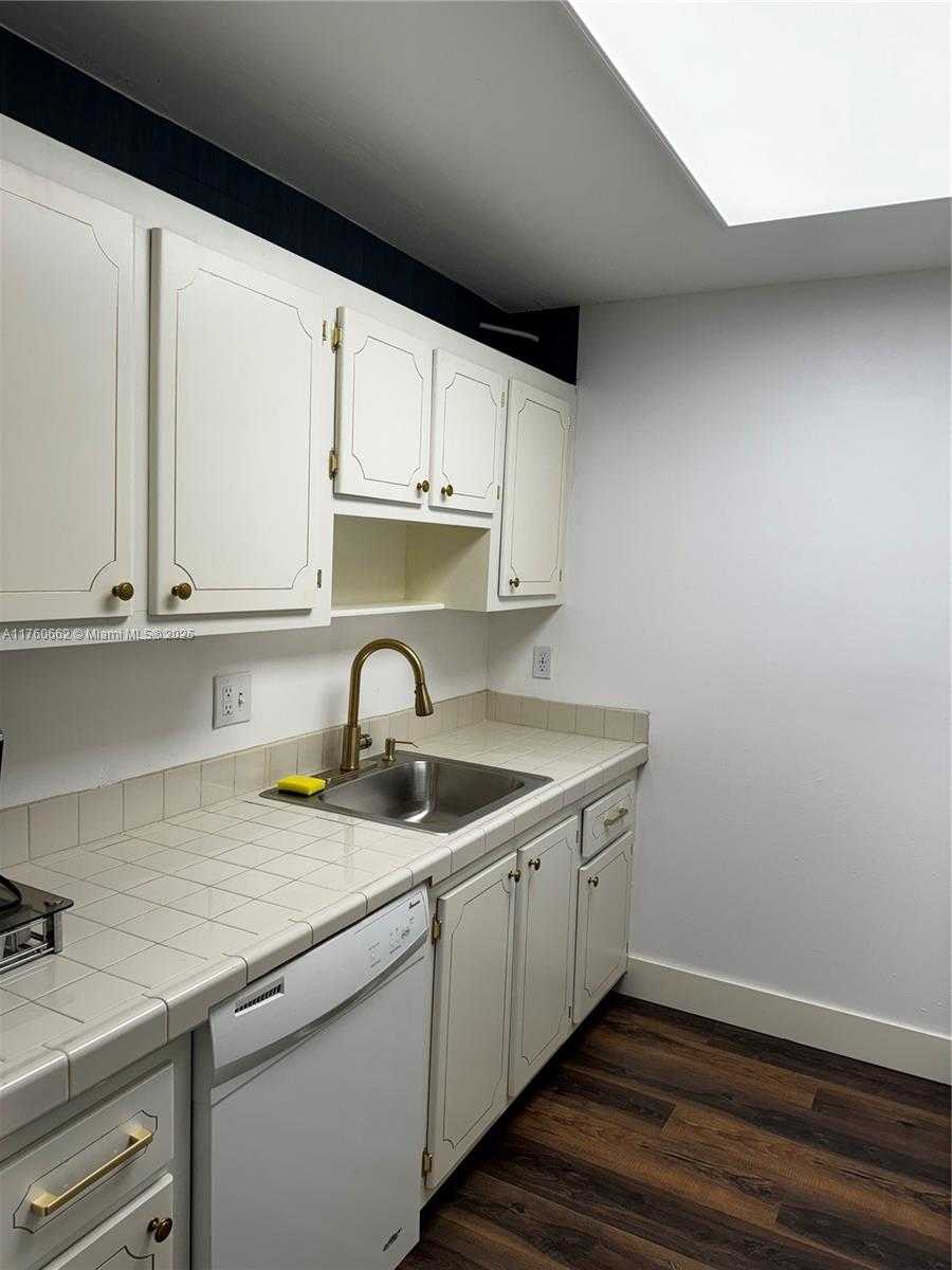 Small Image of 14321 NORTH KENDALL DR #202-F, Miami Number 6