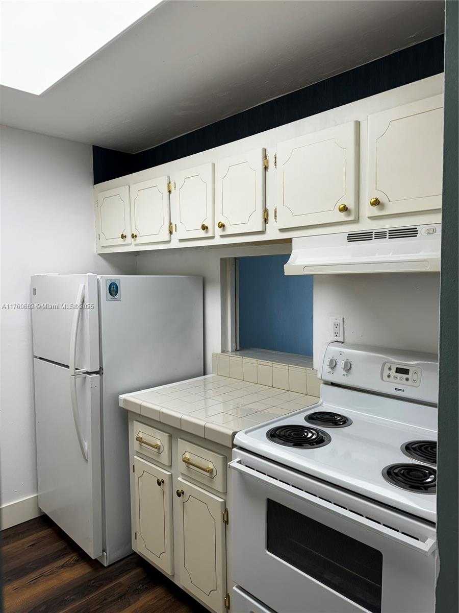 Small Image of 14321 NORTH KENDALL DR #202-F, Miami Number 7