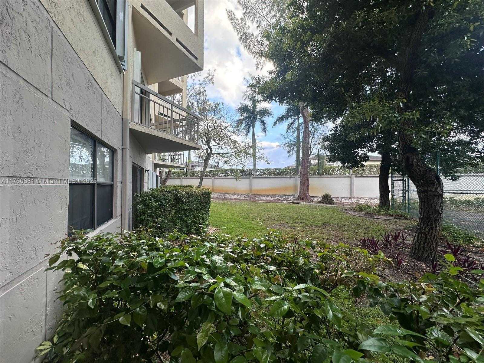 Small Image of 8290 LAKE DR #139, Doral Number 14