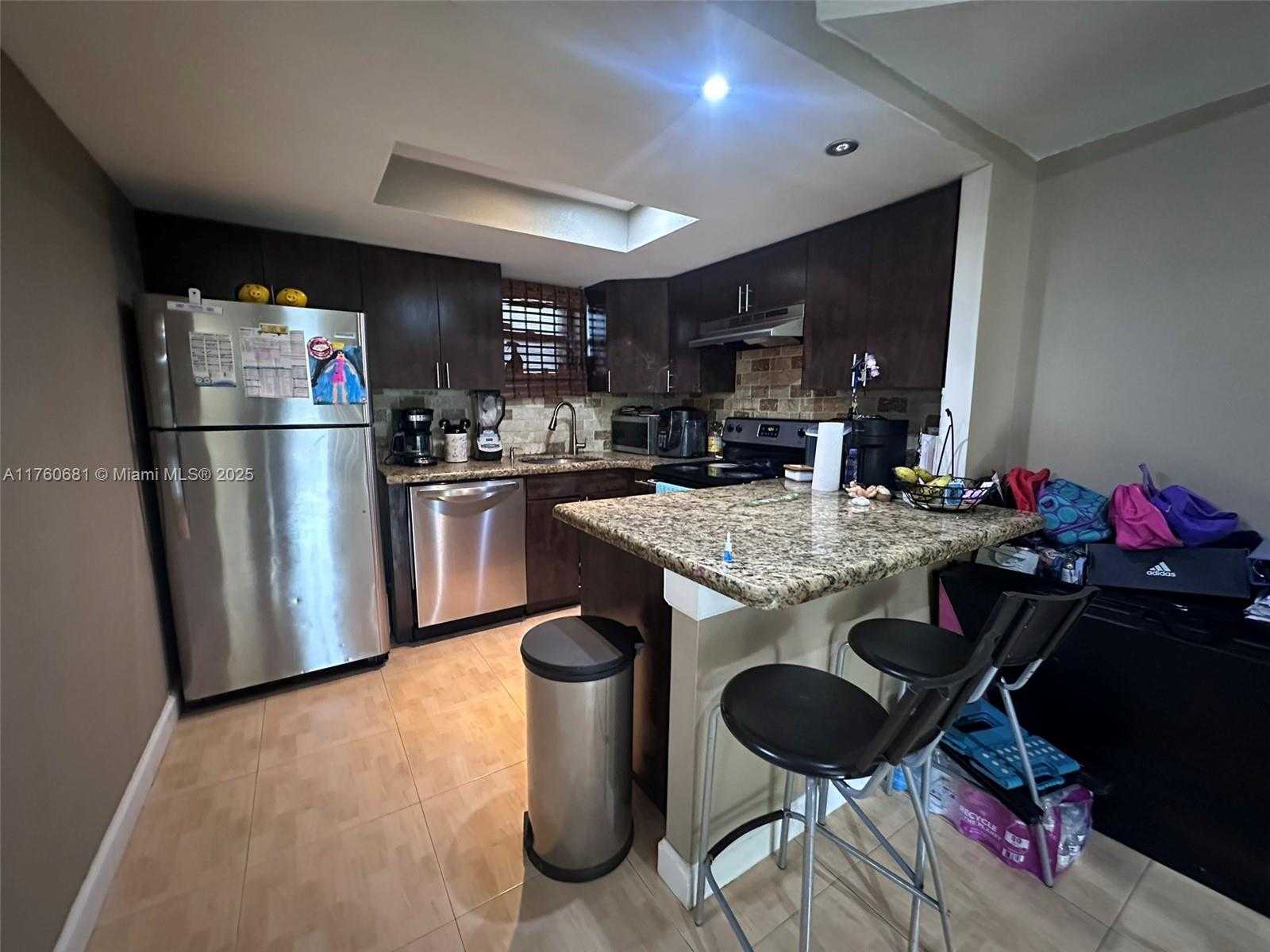 Small Image of 8290 LAKE DR #139, Doral Number 3