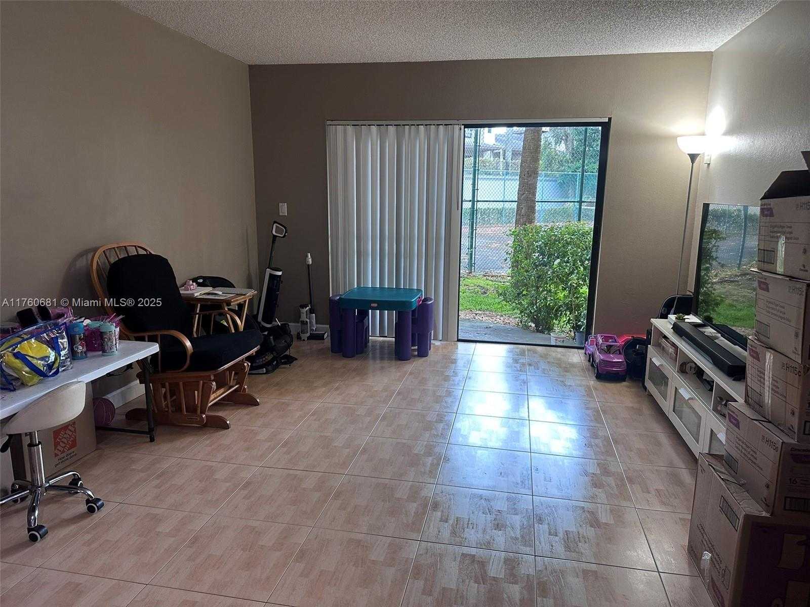 Small Image of 8290 LAKE DR #139, Doral Number 4