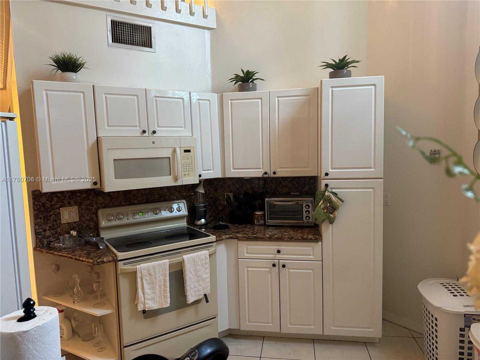 Small Image of 8598 LYCHEE DR #501, Tamarac Number 6