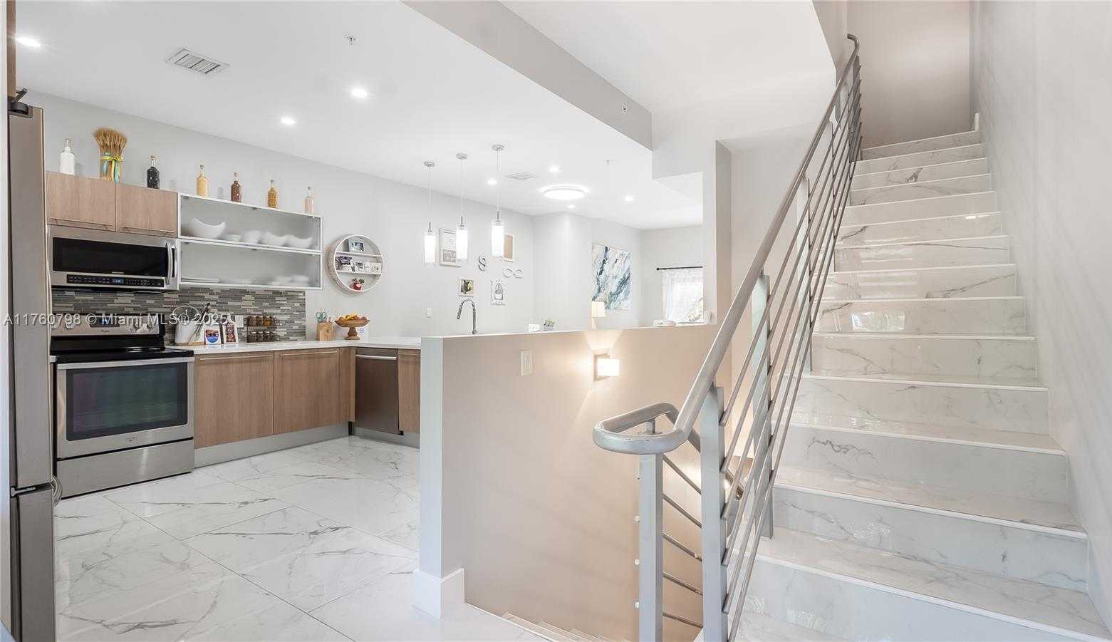 Small Image of 466 SOUTH EAST 1ST CIR, Pompano Beach Number 13