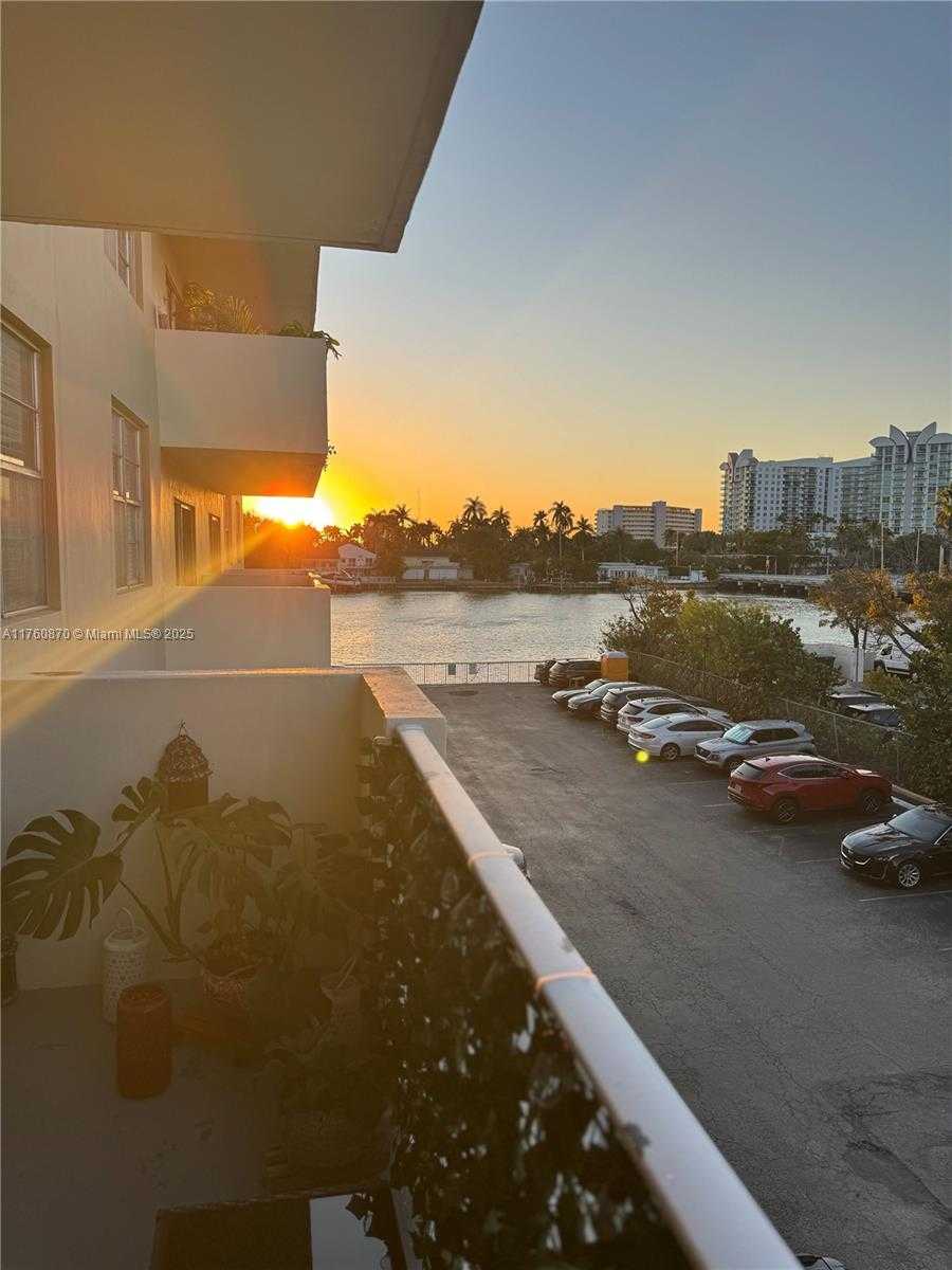 Small Image of 1455 NORTH TREASURE DR #3C, North Bay Village Number 13