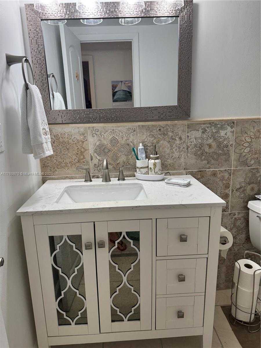 Small Image of 1455 NORTH TREASURE DR #3C, North Bay Village Number 19