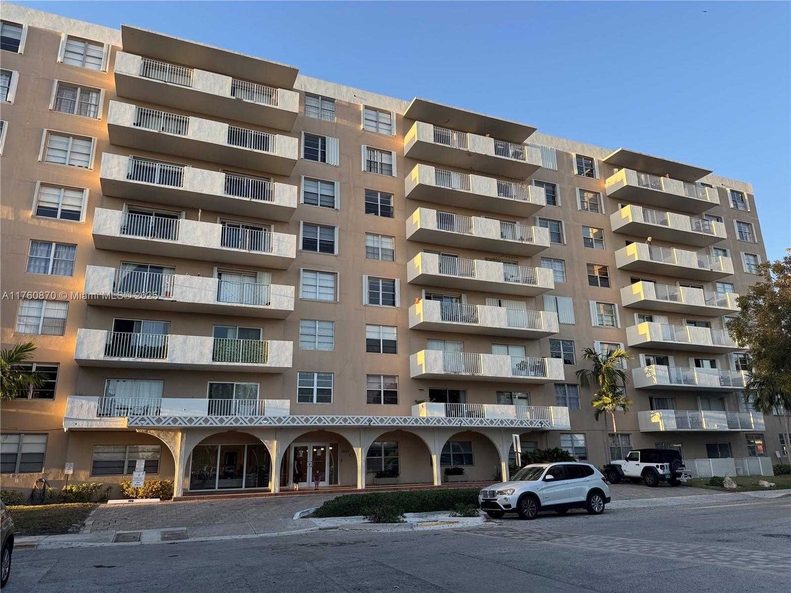 Small Image of 1455 NORTH TREASURE DR #3C, North Bay Village Number 2