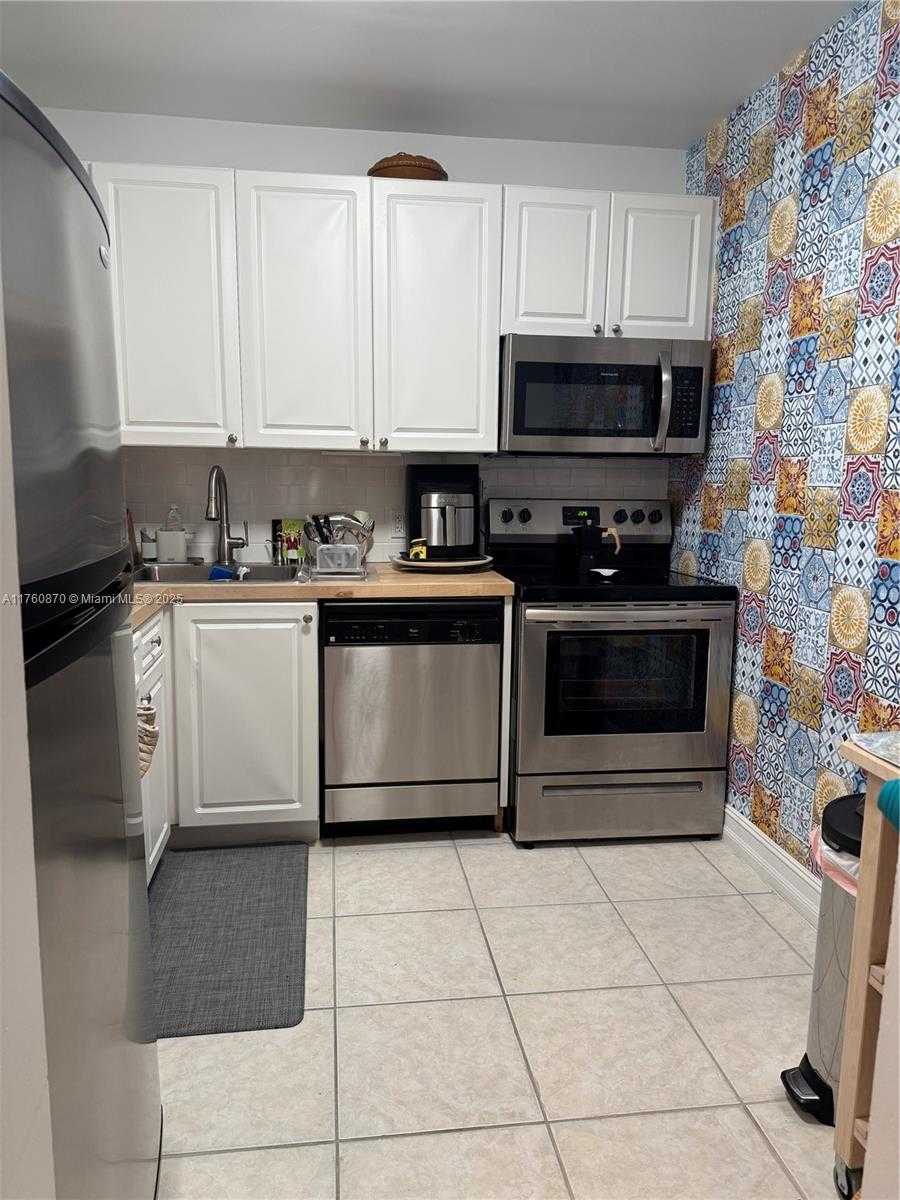 Small Image of 1455 NORTH TREASURE DR #3C, North Bay Village Number 3