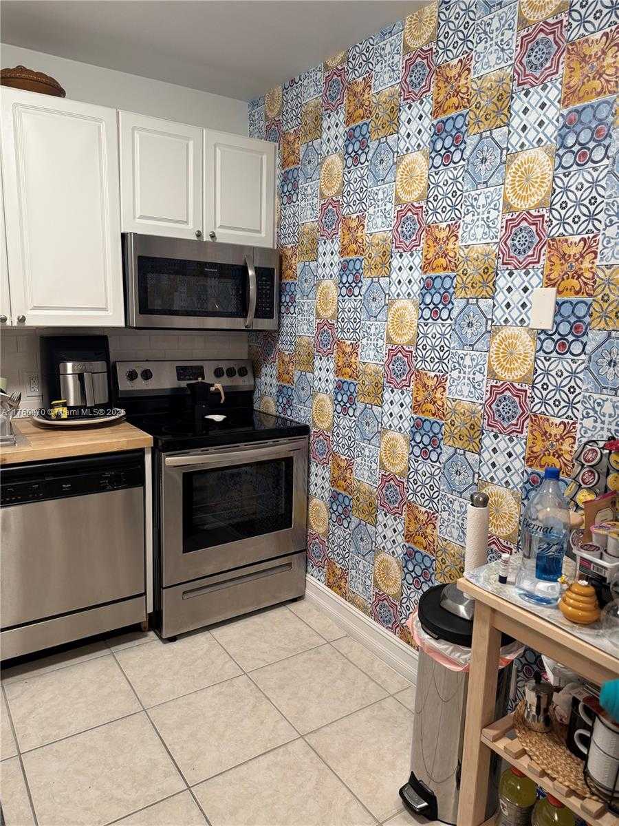Small Image of 1455 NORTH TREASURE DR #3C, North Bay Village Number 4