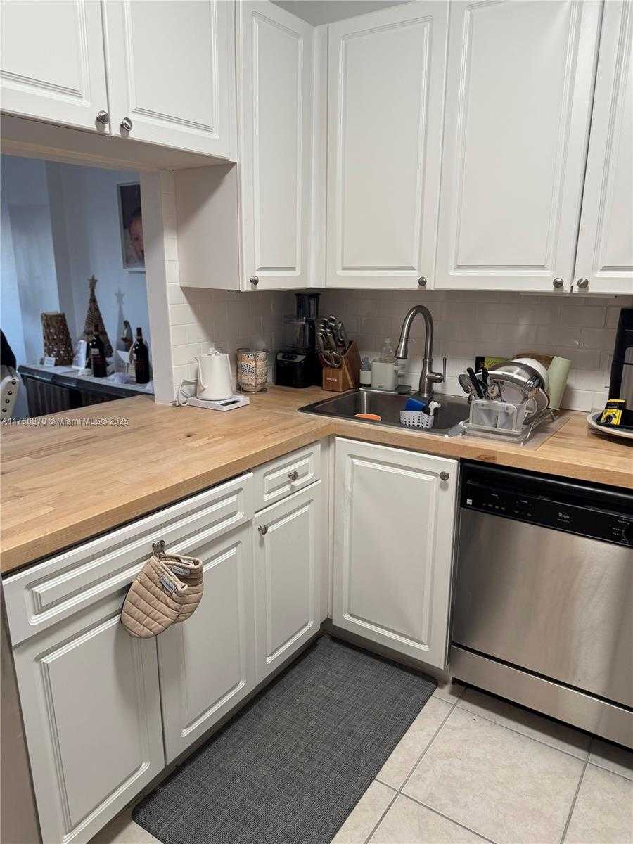 Small Image of 1455 NORTH TREASURE DR #3C, North Bay Village Number 5