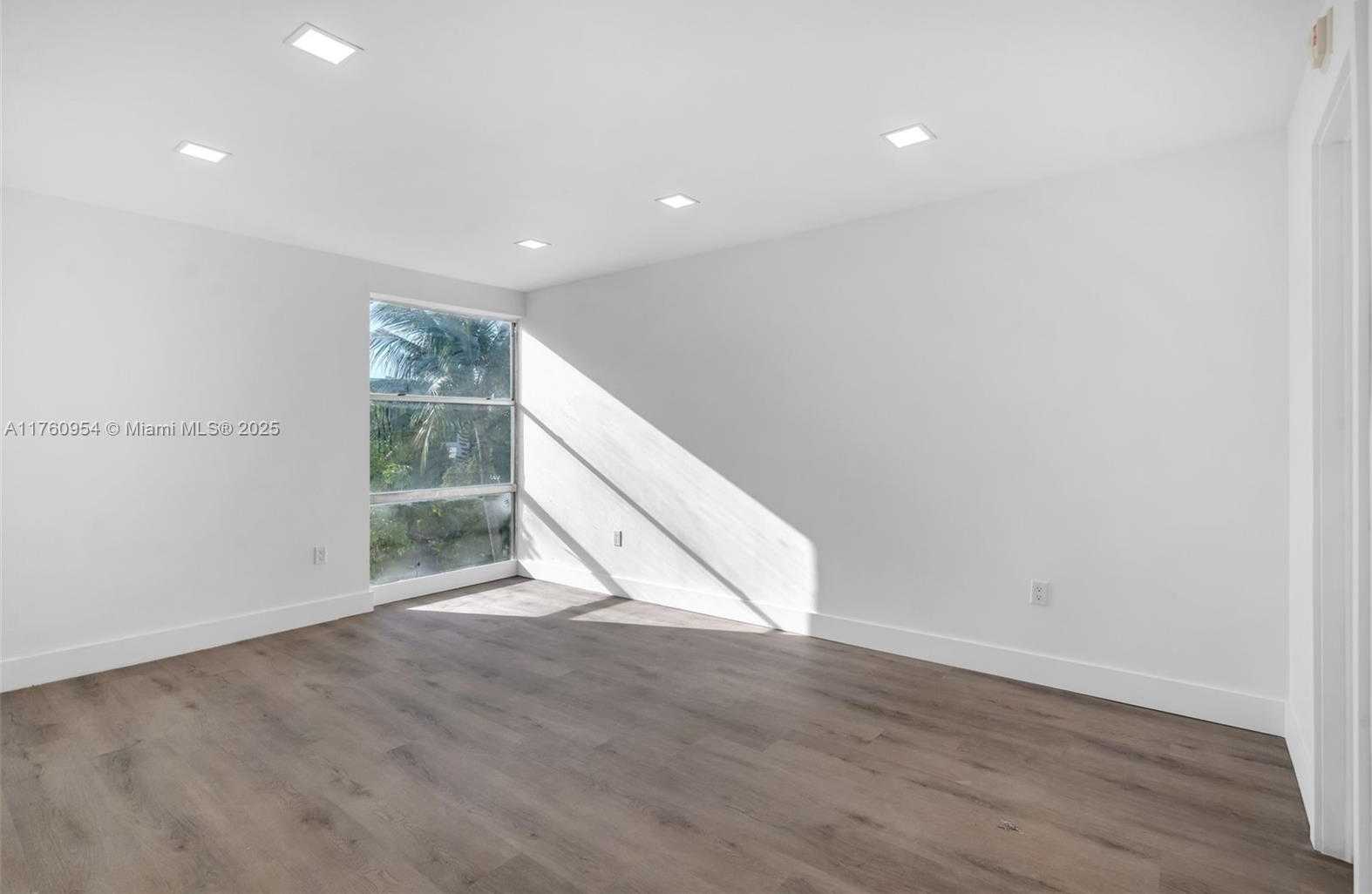 Small Image of 17560 ATLANTIC BLVD #409, Sunny Isles Beach Number 25