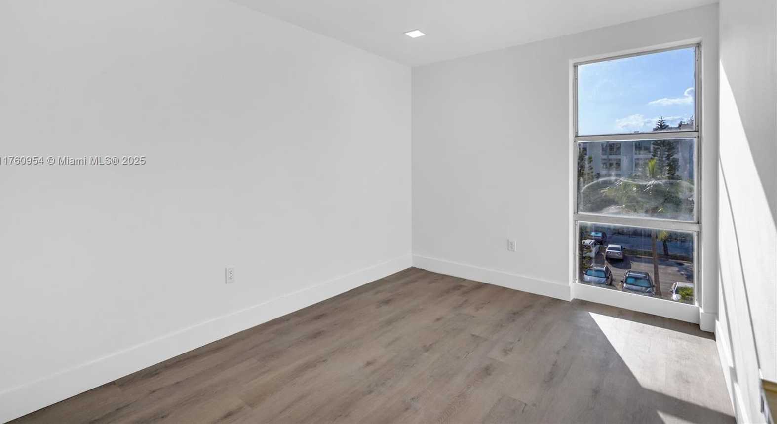 Small Image of 17560 ATLANTIC BLVD #409, Sunny Isles Beach Number 31