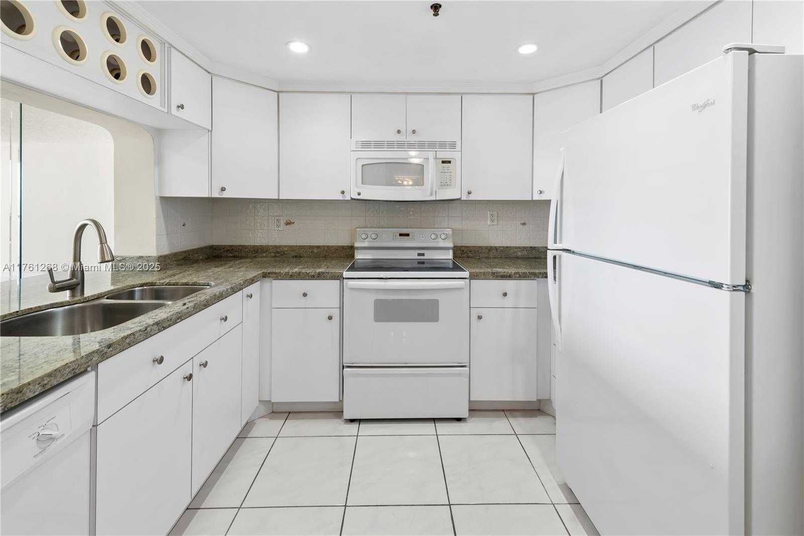 Small Image of 2555 COLLINS AVE #2104, Miami Beach Number 10