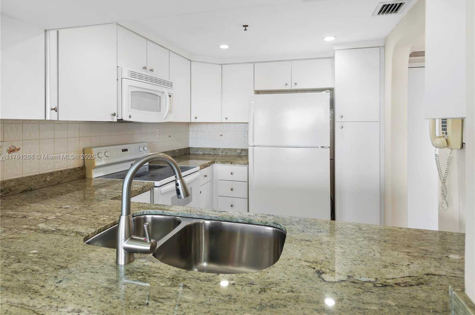 Small Image of 2555 COLLINS AVE #2104, Miami Beach Number 11