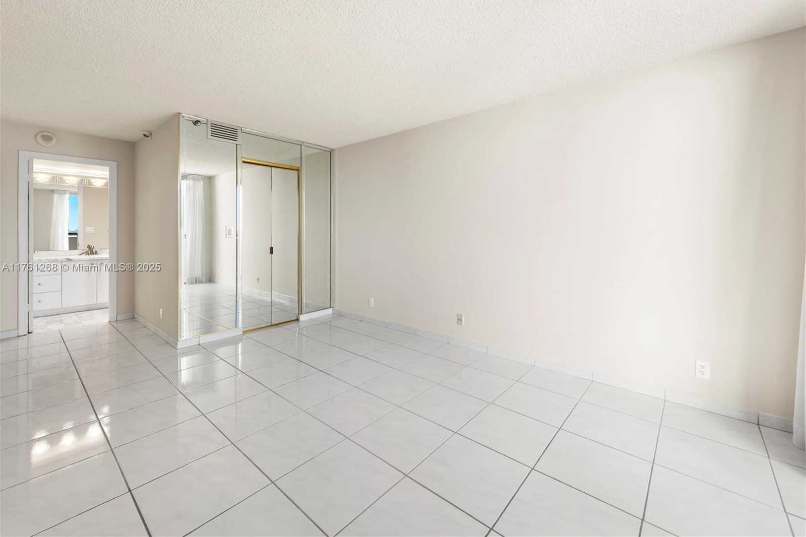 Small Image of 2555 COLLINS AVE #2104, Miami Beach Number 15