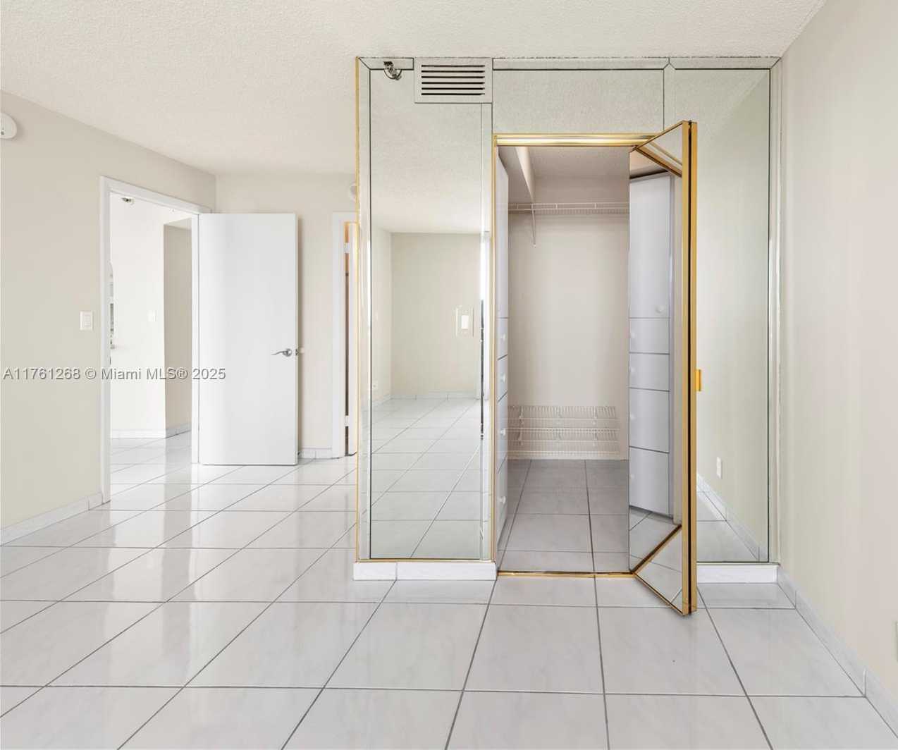 Small Image of 2555 COLLINS AVE #2104, Miami Beach Number 16