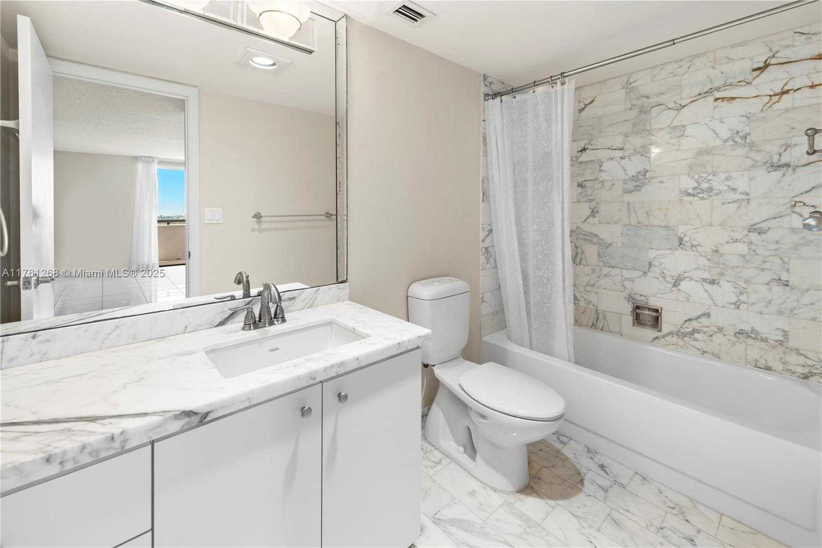 Small Image of 2555 COLLINS AVE #2104, Miami Beach Number 17