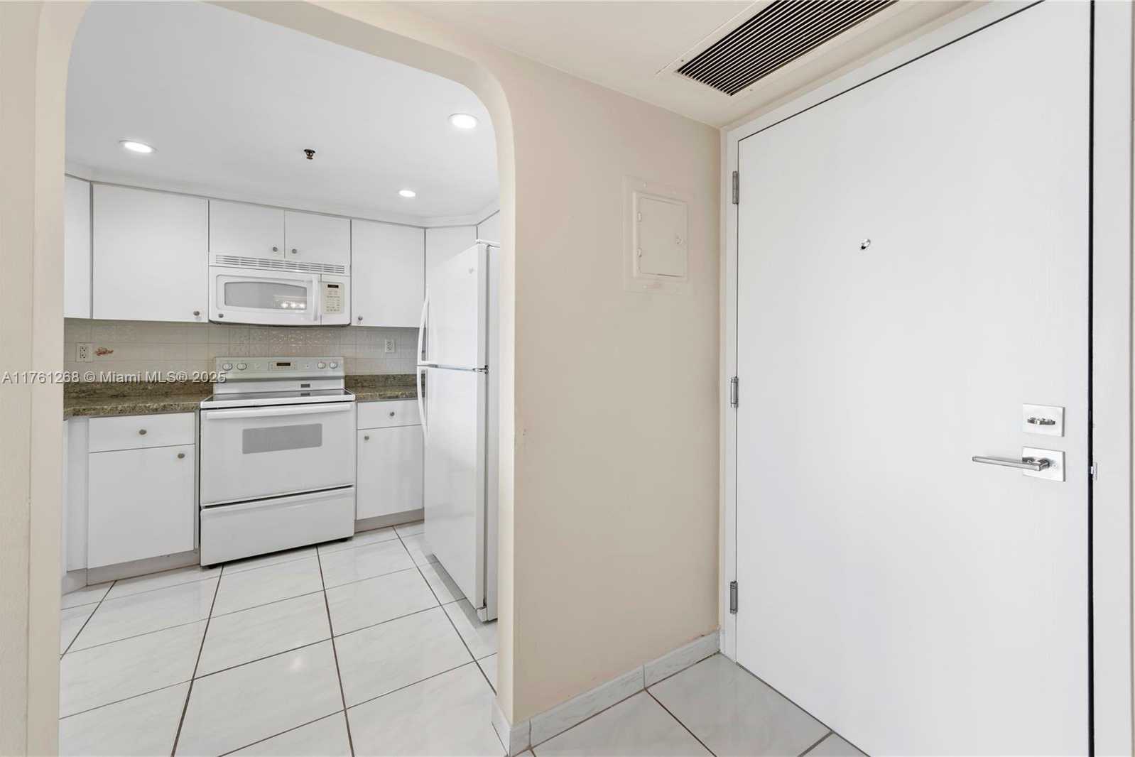Small Image of 2555 COLLINS AVE #2104, Miami Beach Number 18
