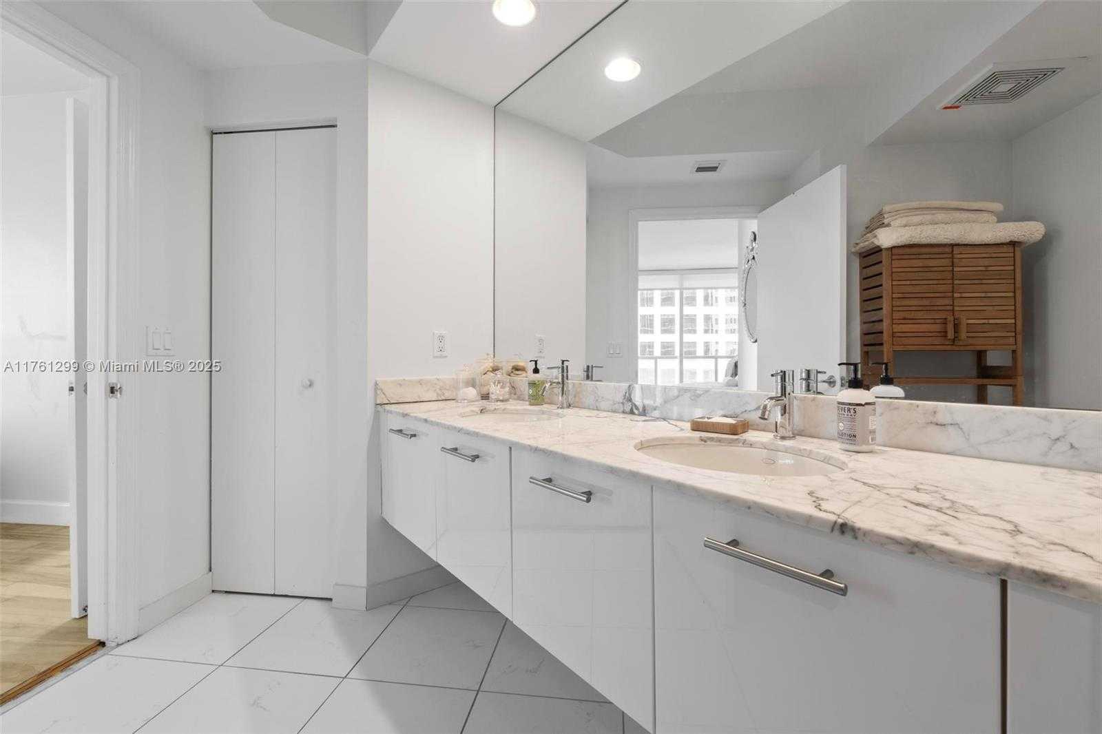 Small Image of 500 BRICKELL AVE #2510, Miami Number 28