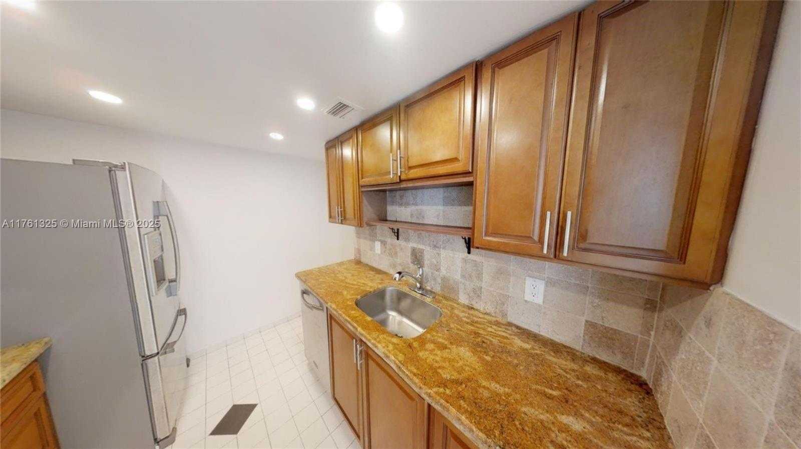 Small Image of 900 BAY DR #209, Miami Beach Number 4