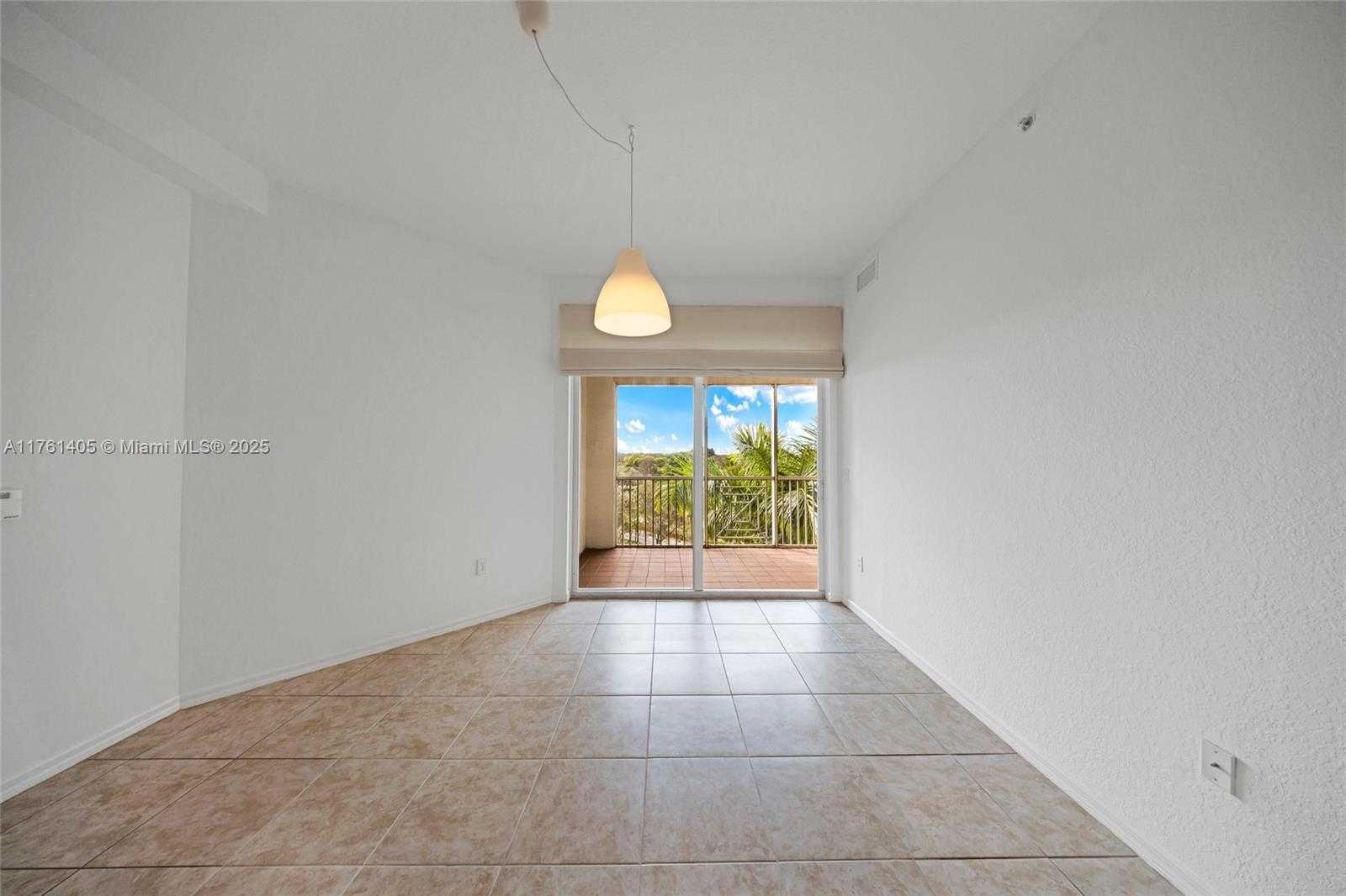 Small Image of 3600 OAKS CLUBHOUSE DR #501, Pompano Beach Number 3