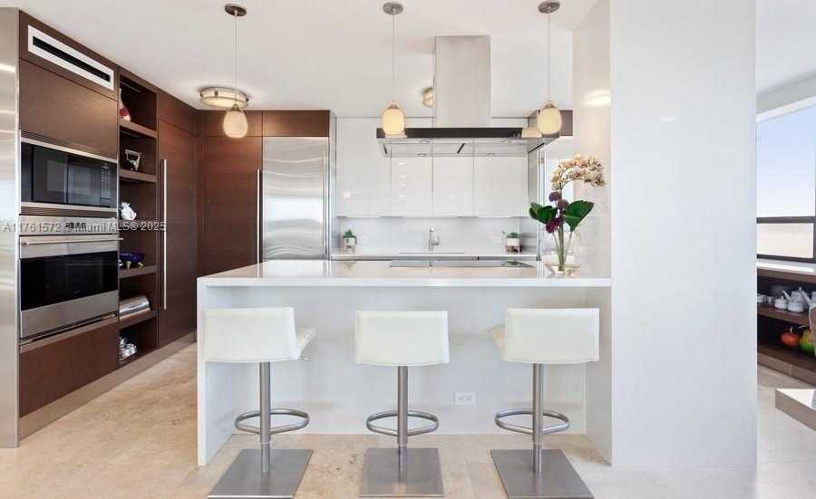 Small Image of 2 GROVE ISLE DR #B502, Miami Number 4