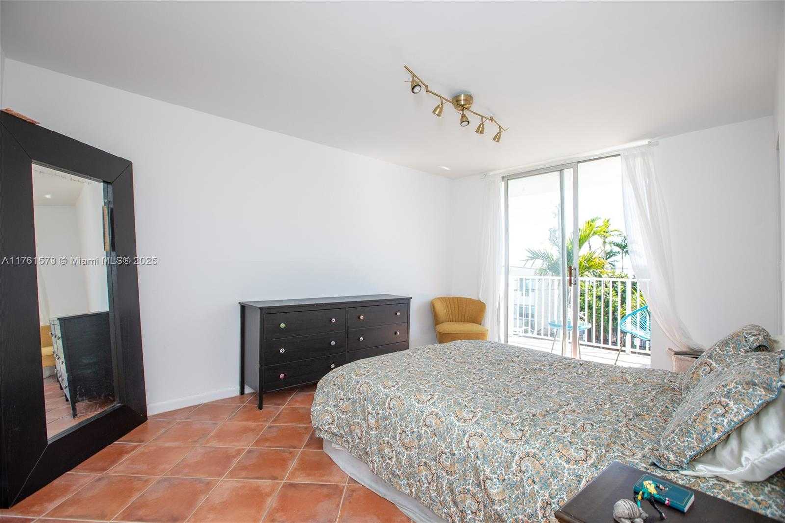 Small Image of 1801 SOUTH TREASURE DR #321, North Bay Village Number 12