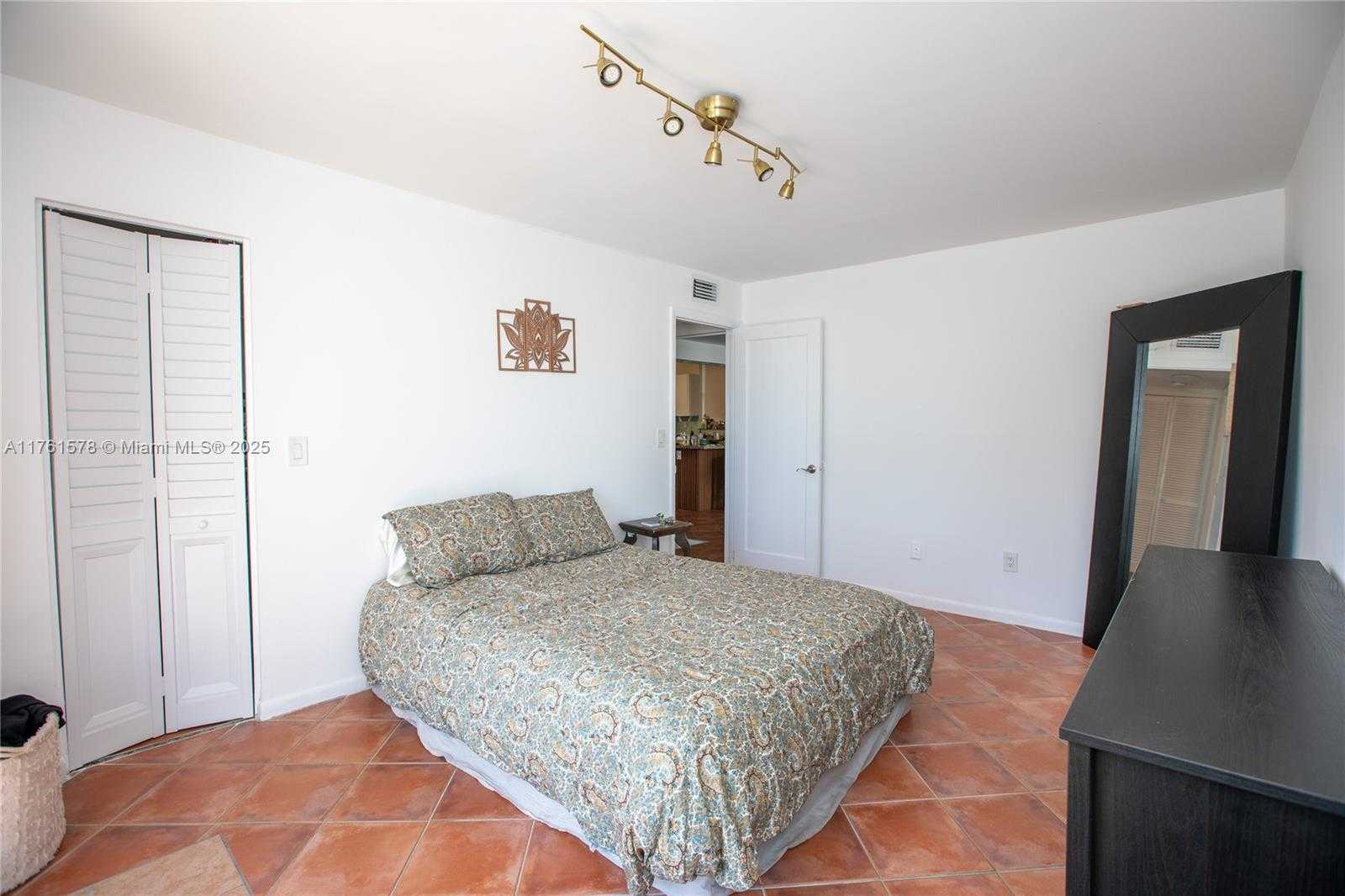 Small Image of 1801 SOUTH TREASURE DR #321, North Bay Village Number 13