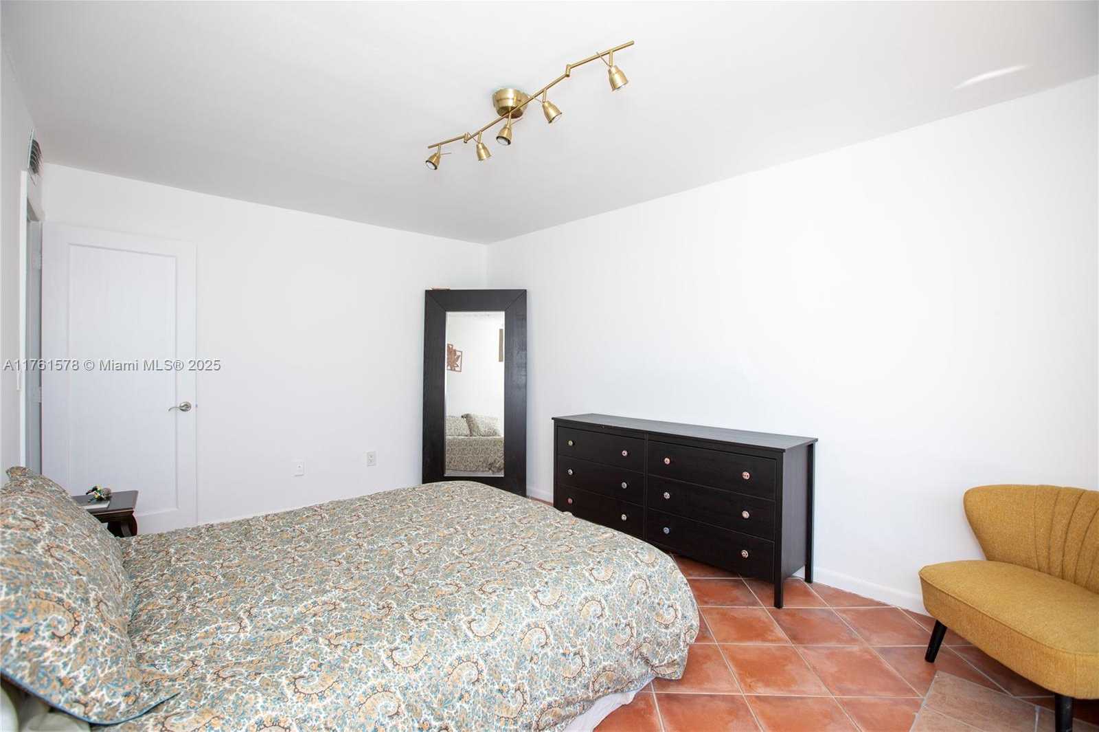 Small Image of 1801 SOUTH TREASURE DR #321, North Bay Village Number 14