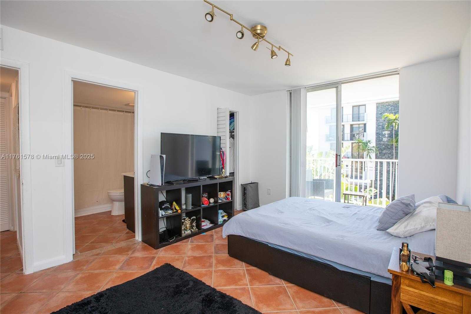 Small Image of 1801 SOUTH TREASURE DR #321, North Bay Village Number 21
