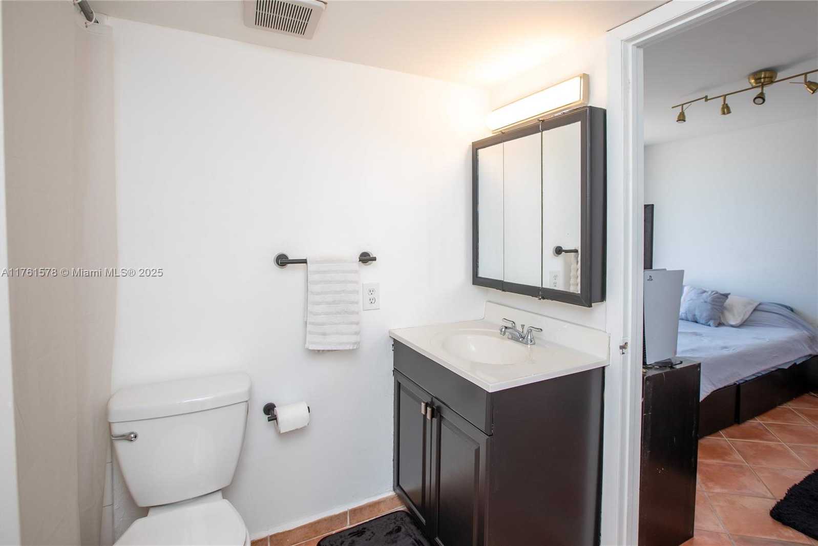 Small Image of 1801 SOUTH TREASURE DR #321, North Bay Village Number 25