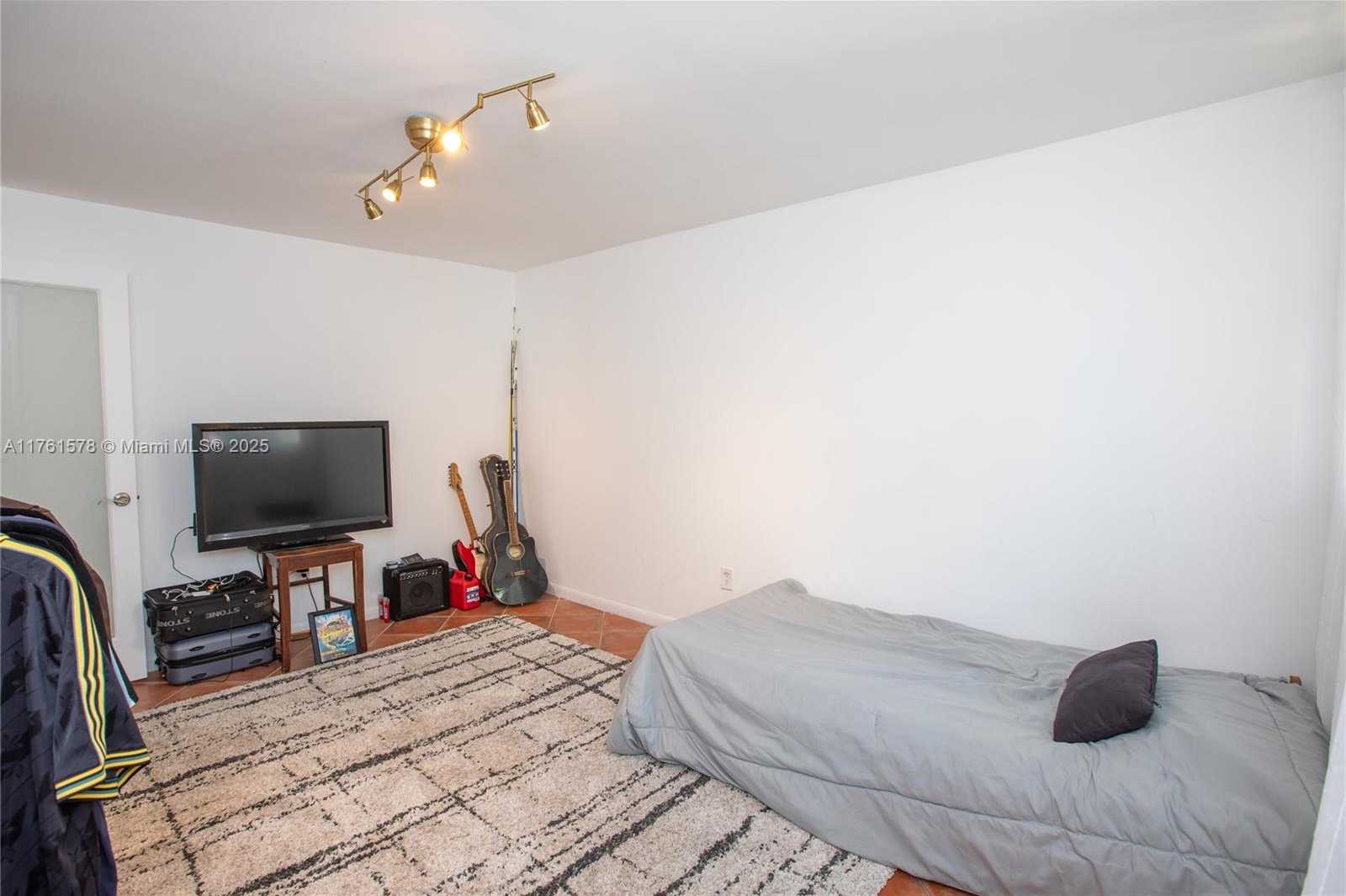 Small Image of 1801 SOUTH TREASURE DR #321, North Bay Village Number 28