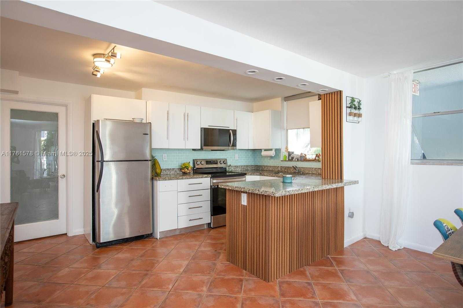 Small Image of 1801 SOUTH TREASURE DR #321, North Bay Village Number 3