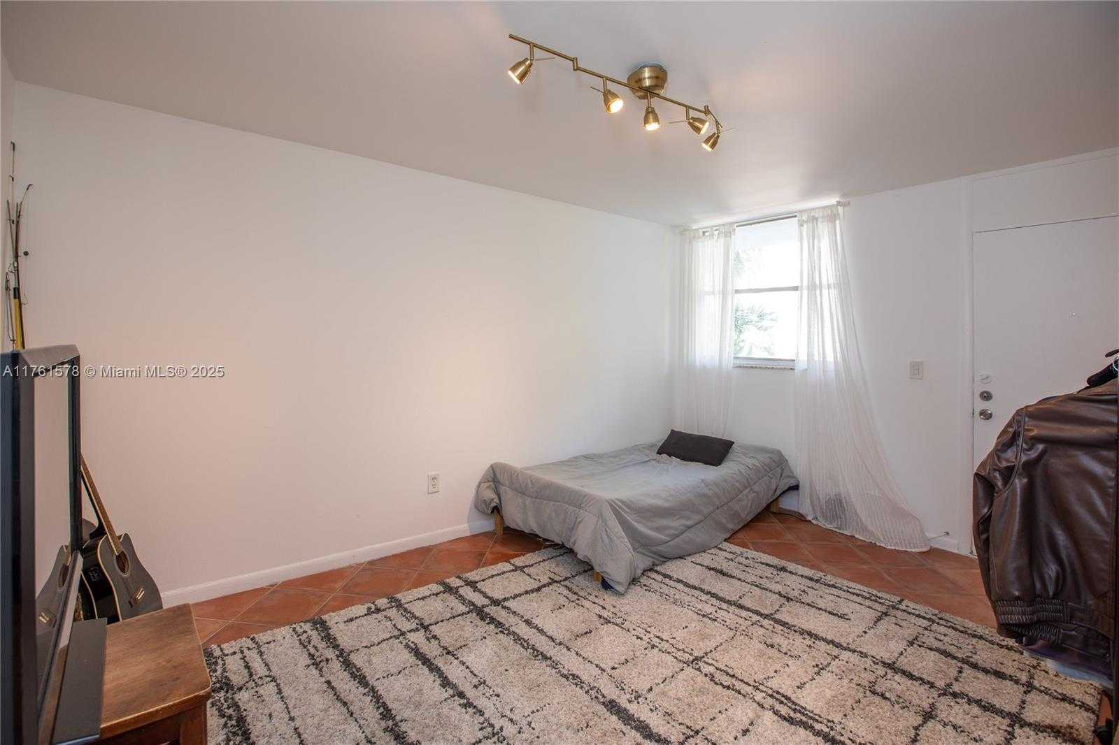 Small Image of 1801 SOUTH TREASURE DR #321, North Bay Village Number 30