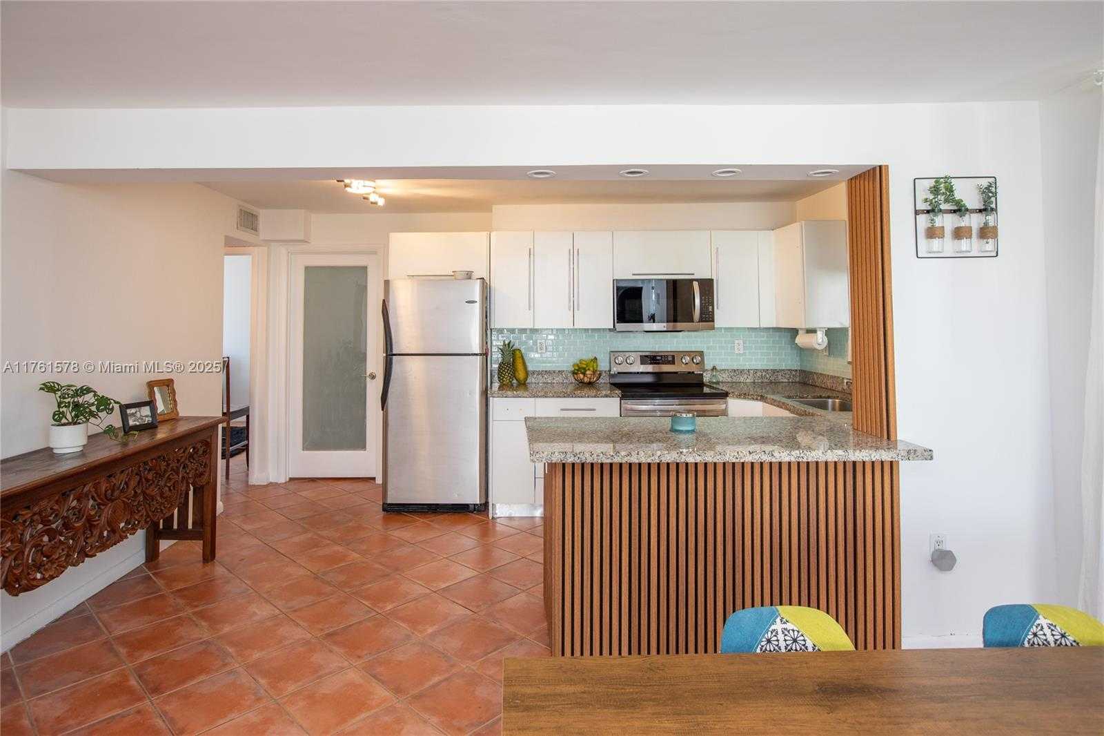 Small Image of 1801 SOUTH TREASURE DR #321, North Bay Village Number 4