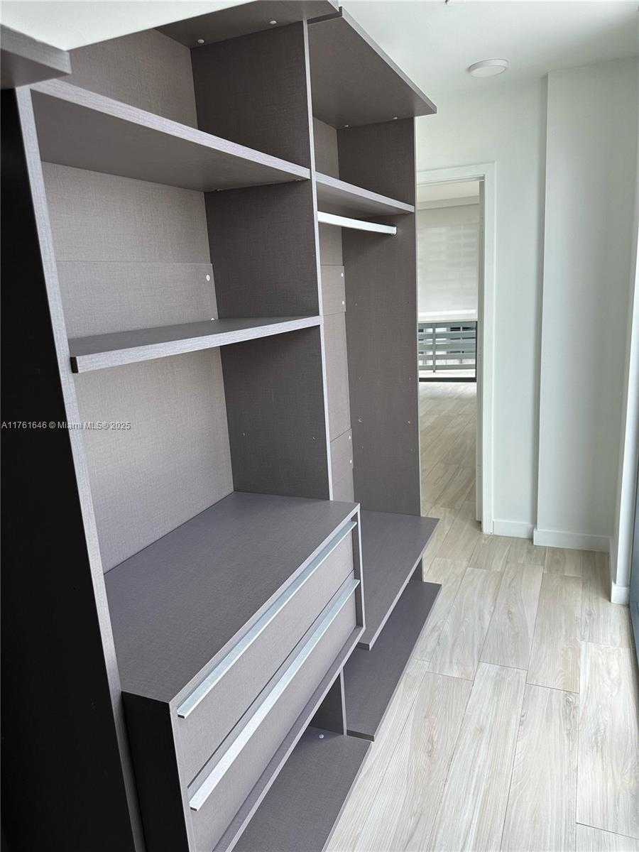Small Image of 460 #401, Miami Number 10