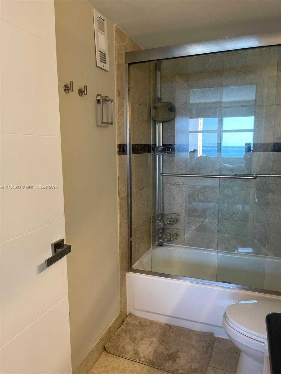 Small Image of 770 CLAUGHTON ISLAND DR #904, Miami Number 16